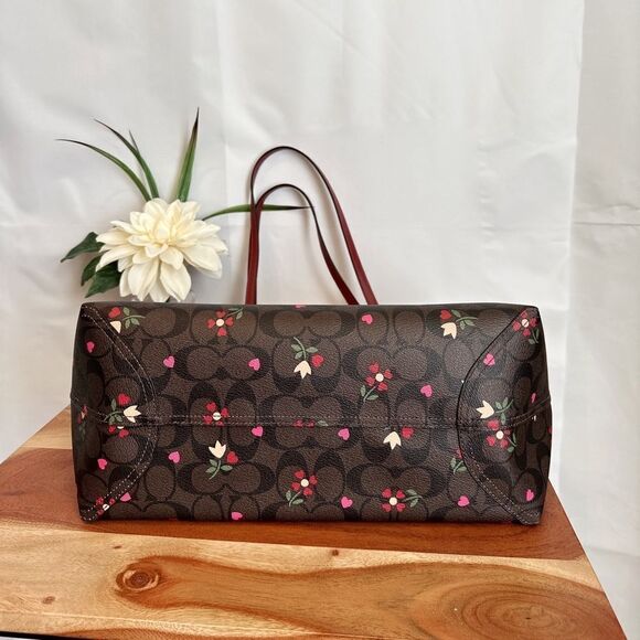 Coach City Tote In Signature Canvas With Heart Petal Print - Picture 5 of 7